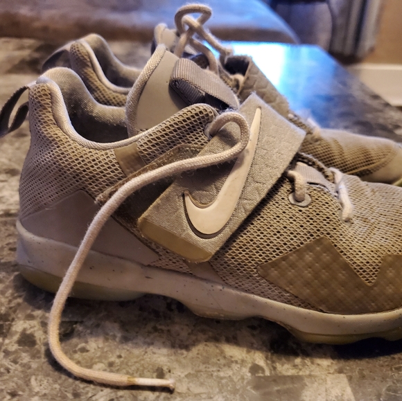 Boys nike kyrie shoes - Picture 3 of 6